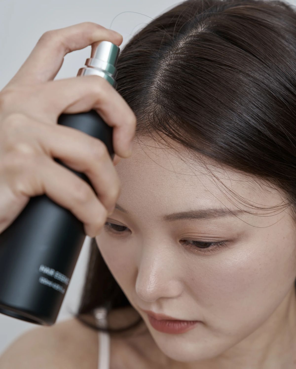 두피케어주기를 이어가며 토닉을 두피에 뿌리는 장면