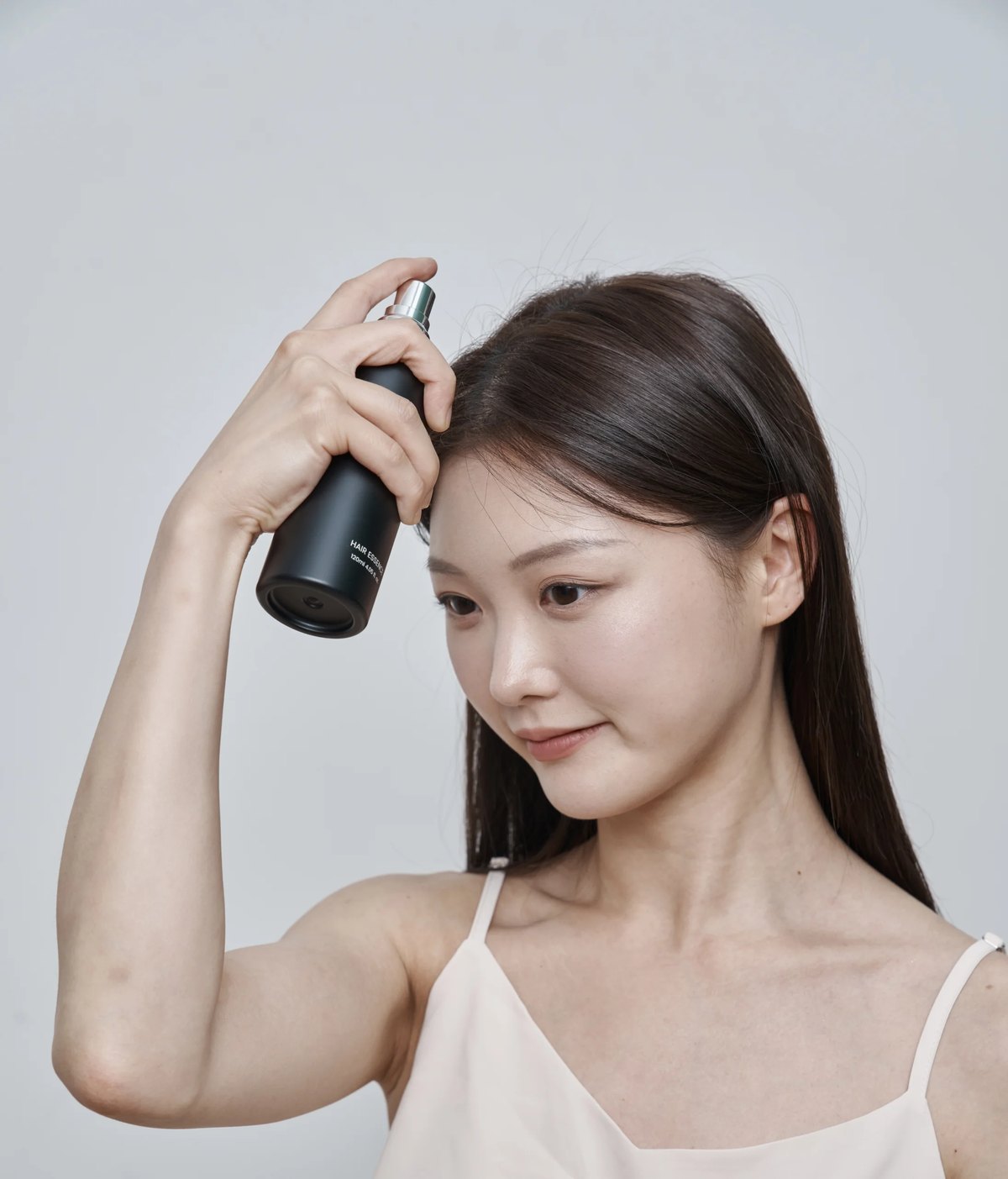 두피케어습관으로 토닉을 두피에 뿌리는 옆모습